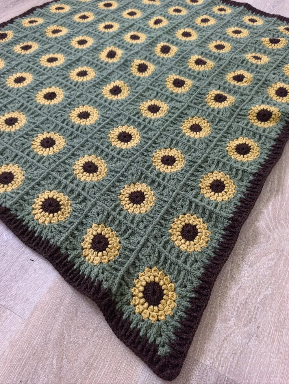 crocheted sunflower throw blanket/Lapghan Handmade Blanket
